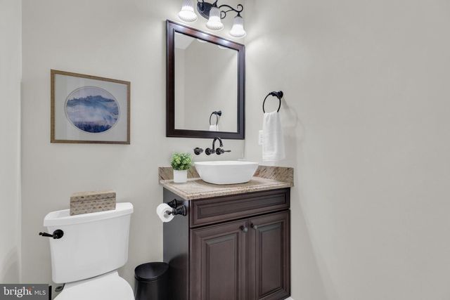 8622 LARKVIEW LN, Fairfax Station, VA 22039