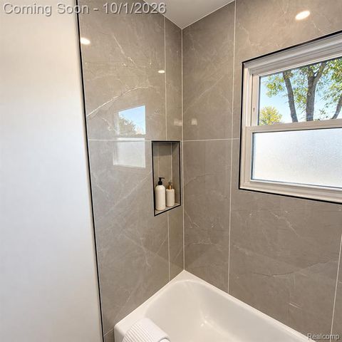 21731 Edmunton Street, Saint Clair Shores, MI 48080