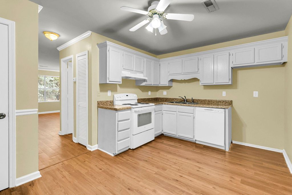 6239 Lucille Drive Drive 17-D, North Charleston, SC 29406