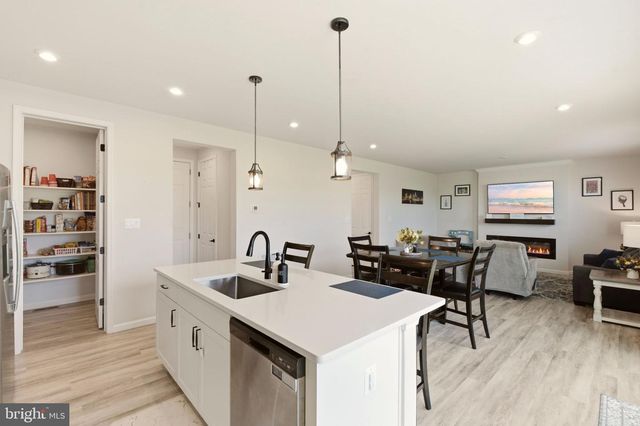 1452 FALCON LN, Chambersburg, PA 17202