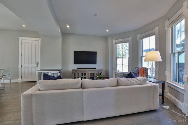 1231 Grace Avenue, Cincinnati, OH 45208