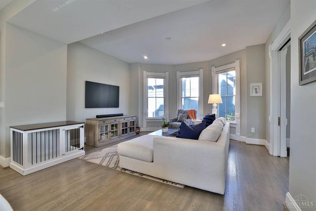 1231 Grace Avenue, Cincinnati, OH 45208