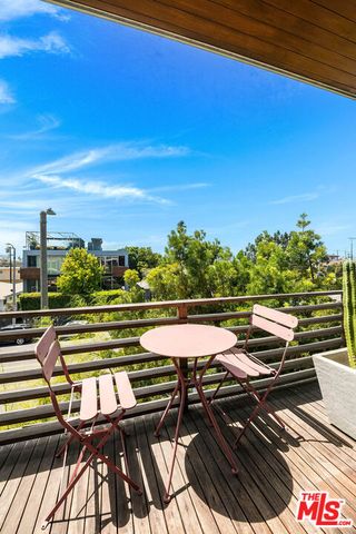417 Venice Way, Los Angeles, CA 90291