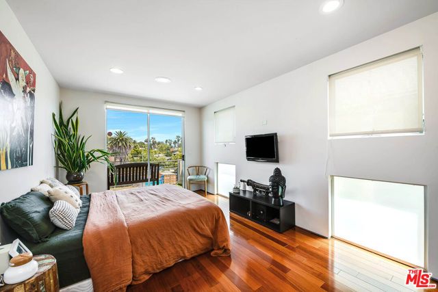 417 Venice Way, Los Angeles, CA 90291
