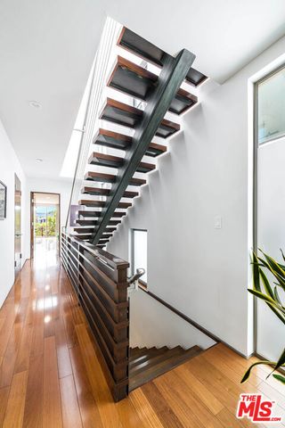 417 Venice Way, Los Angeles, CA 90291