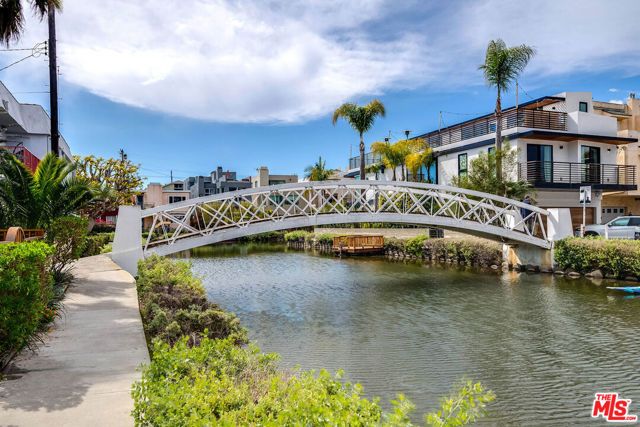 417 Venice Way, Los Angeles, CA 90291