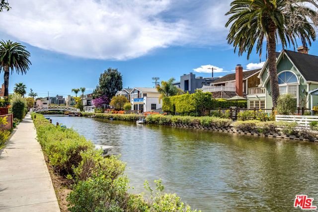 417 Venice Way, Los Angeles, CA 90291