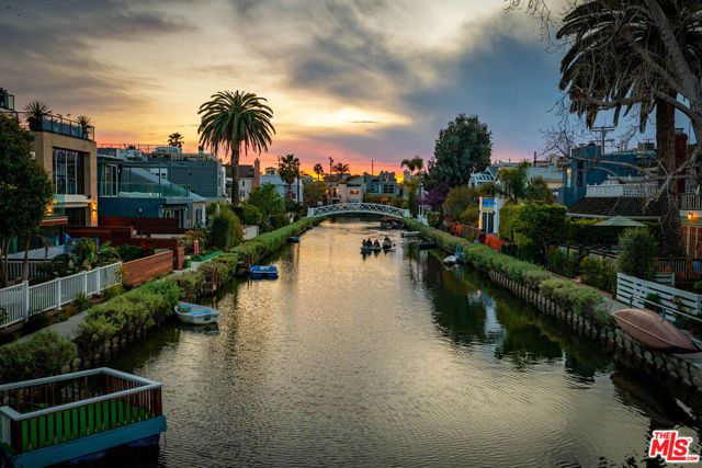 417 Venice Way, Los Angeles, CA 90291