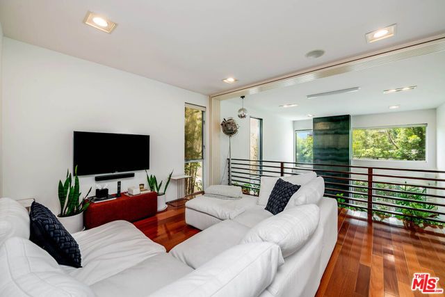417 Venice Way, Los Angeles, CA 90291