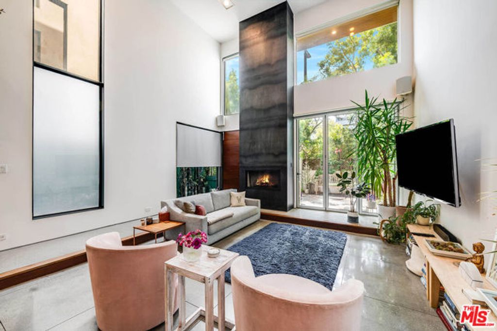 417 Venice Way, Los Angeles, CA 90291