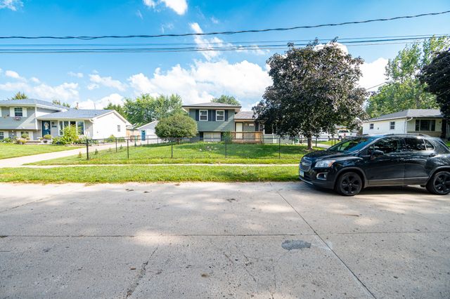 5157 Walnut Drive, Pleasant Hill, IA 50327
