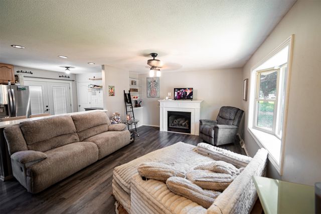 5157 Walnut Drive, Pleasant Hill, IA 50327
