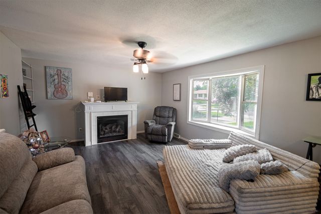 5157 Walnut Drive, Pleasant Hill, IA 50327