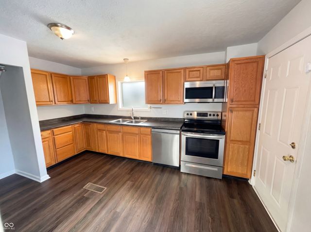 217 Crestwood Drive, New Whiteland, IN 46184