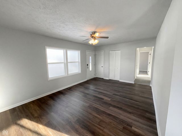 217 Crestwood Drive, New Whiteland, IN 46184