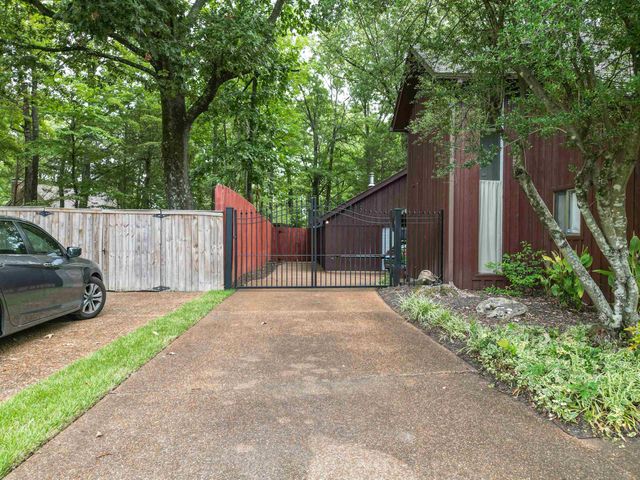 8833 EATONWICK DR, Cordova, TN 38016