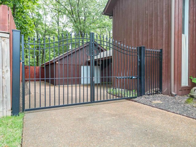 8833 EATONWICK DR, Cordova, TN 38016