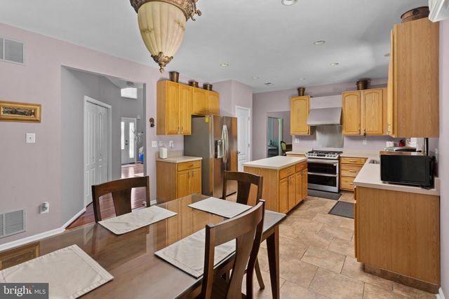 51 CREEKWOOD DR, Bordentown, NJ 08505