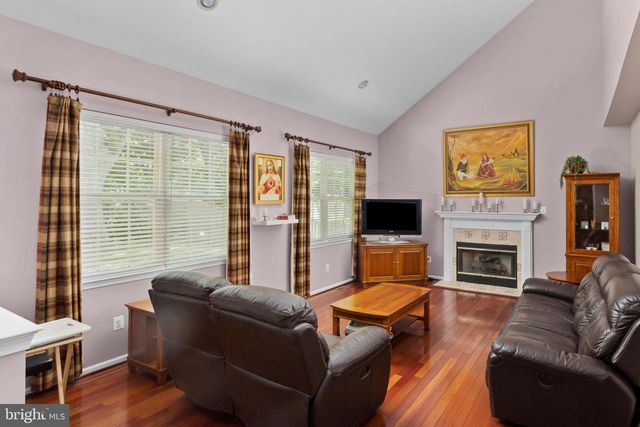 51 CREEKWOOD DR, Bordentown, NJ 08505