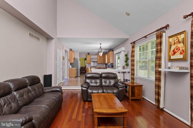 51 CREEKWOOD DR, Bordentown, NJ 08505