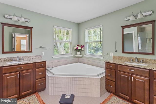 51 CREEKWOOD DR, Bordentown, NJ 08505