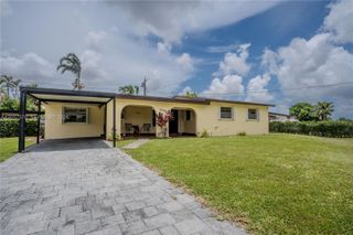 7899 NW 174th Ter, Hialeah, FL 33015