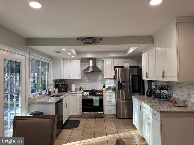 6820 VANTAGE DR, Alexandria, VA 22306
