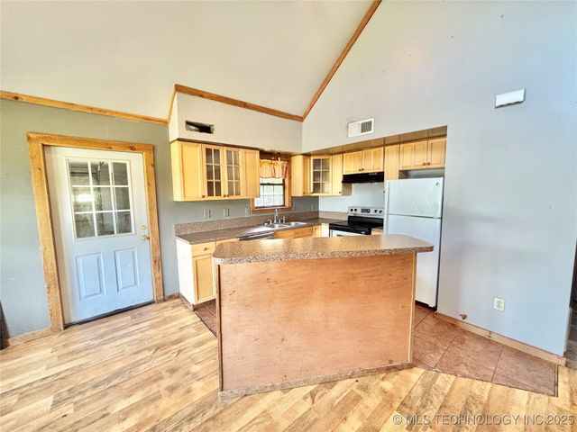 605 W Iowa Street, Whitefield, OK 74472