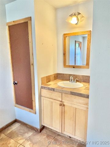 605 W Iowa Street, Whitefield, OK 74472