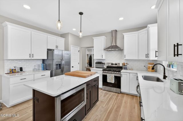 151 Valley Hall Drive, Perrysburg, OH 43551