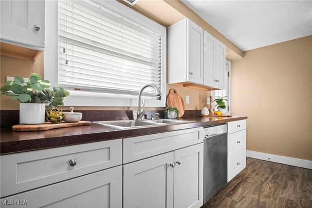 885 Lake Breeze Road, Sheffield Lake, OH 44054