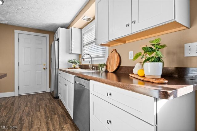 885 Lake Breeze Road, Sheffield Lake, OH 44054