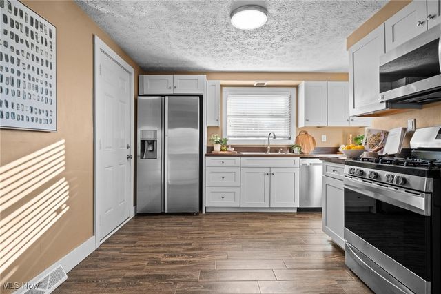 885 Lake Breeze Road, Sheffield Lake, OH 44054