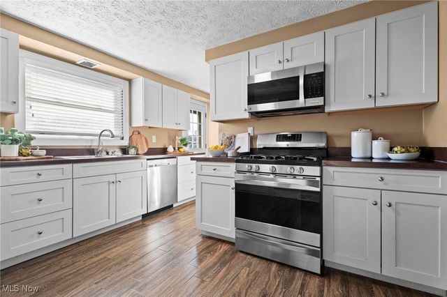 885 Lake Breeze Road, Sheffield Lake, OH 44054