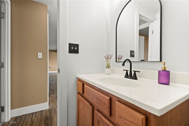 885 Lake Breeze Road, Sheffield Lake, OH 44054