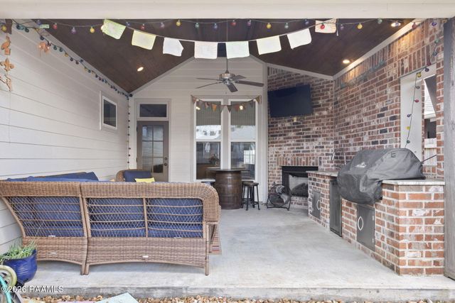 215 Whispering Meadows Road, Broussard, LA 70518