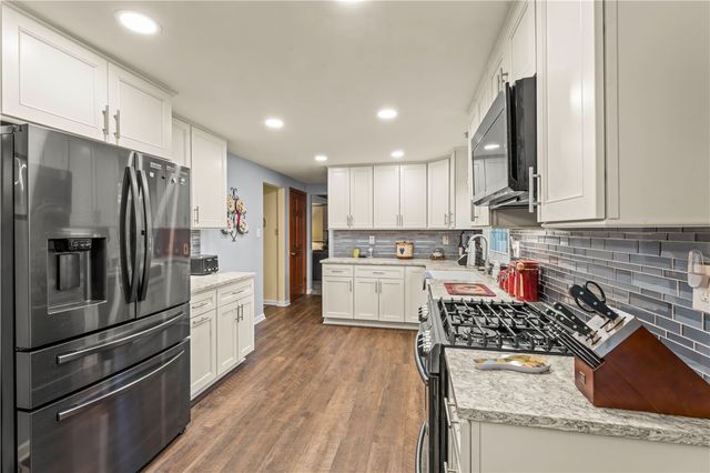 162 E Edgewood Dr, Peters Twp, PA 15317