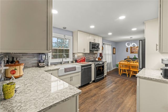 162 E Edgewood Dr, Peters Twp, PA 15317