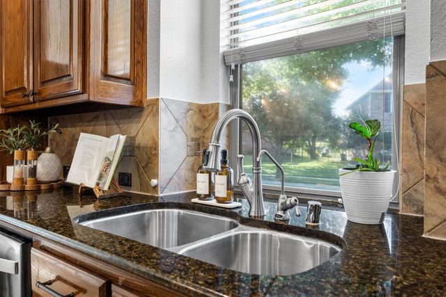 420 Copper Circle, Lantana, TX 76226