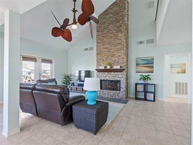 1318 Hawaii Drive, Tiki Island, TX 77554