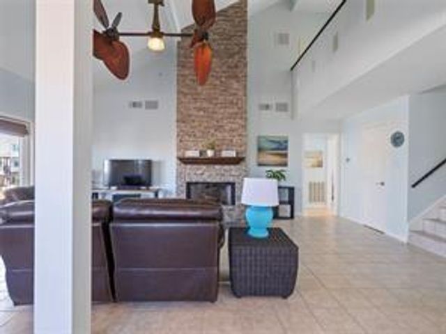 1318 Hawaii Drive, Tiki Island, TX 77554