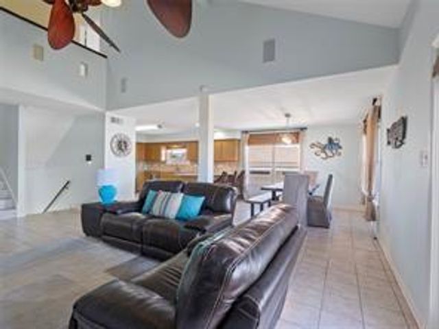 1318 Hawaii Drive, Tiki Island, TX 77554