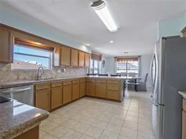 1318 Hawaii Drive, Tiki Island, TX 77554