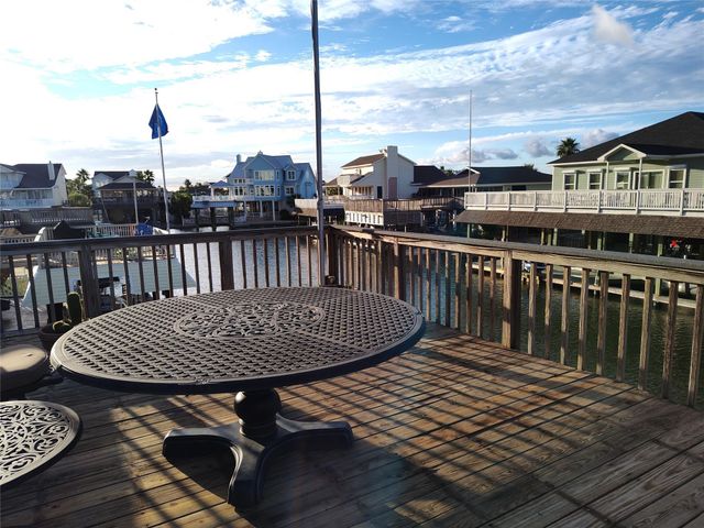 1318 Hawaii Drive, Tiki Island, TX 77554