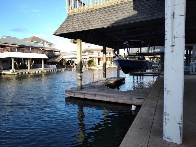 1318 Hawaii Drive, Tiki Island, TX 77554