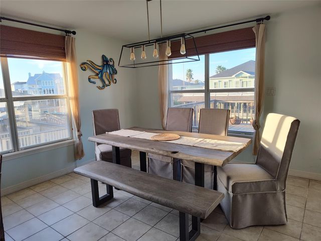 1318 Hawaii Drive, Tiki Island, TX 77554