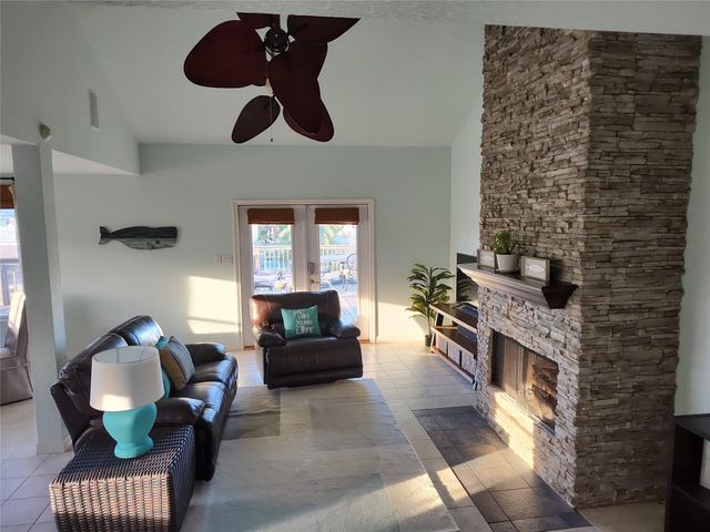 1318 Hawaii Drive, Tiki Island, TX 77554