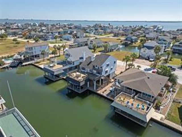 1318 Hawaii Drive, Tiki Island, TX 77554
