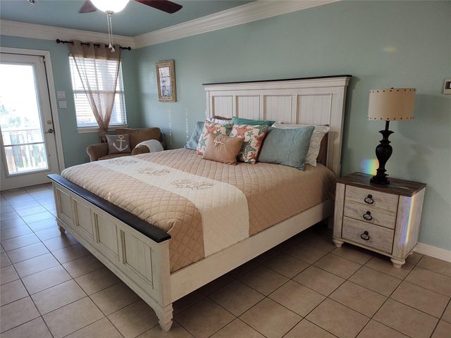 1318 Hawaii Drive, Tiki Island, TX 77554