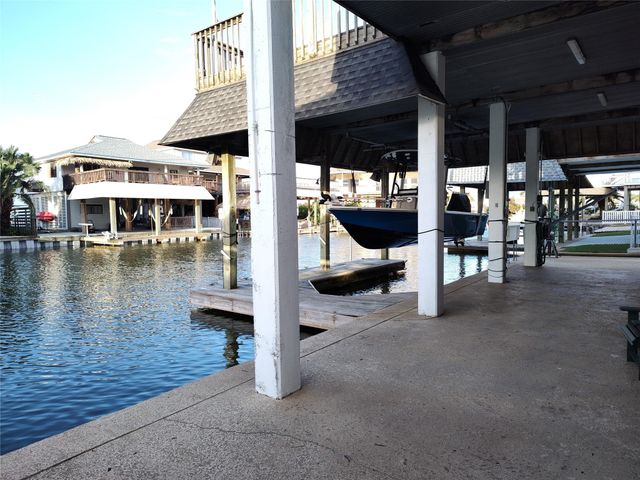 1318 Hawaii Drive, Tiki Island, TX 77554